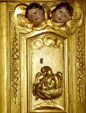 La porte du tabernacle avec le plican mystique