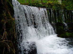 La cascade de Jaun et le village
