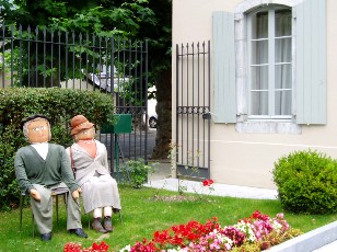 Les mounaques, poupes remplie de foin dans le village de Campan