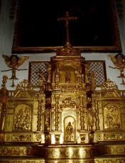 Le tabernacle avec au centre le Christ aux outrages