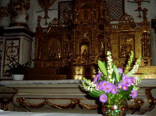 Tabernacle avec au centre Marie et son enfant