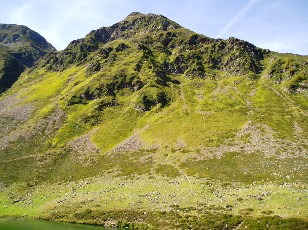 Montagnes aux alentours du lac