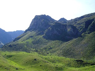 Montagnes aux alentours du lac